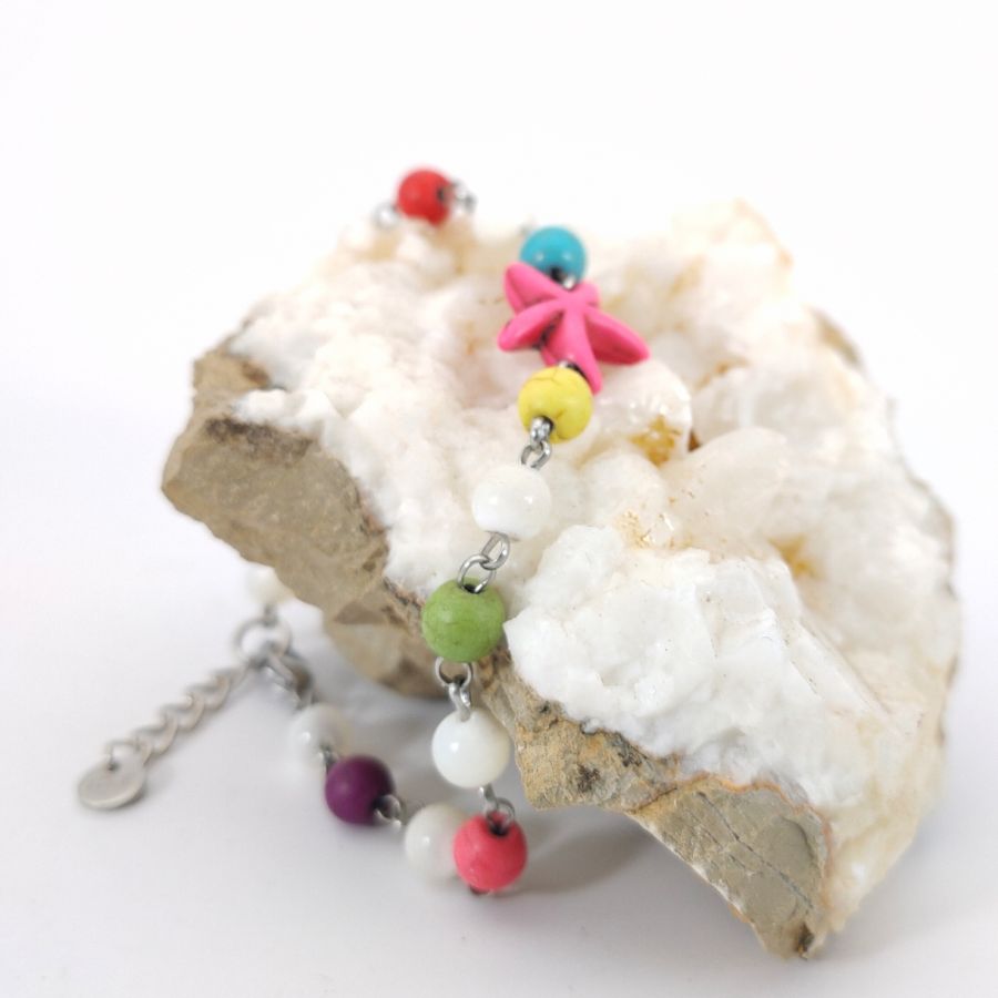 Pulsera de piedras multicolores con estrella de mar rosa