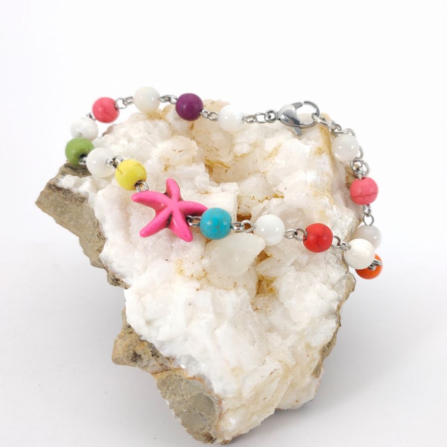 Pulsera de piedras multicolores con estrella de mar rosa