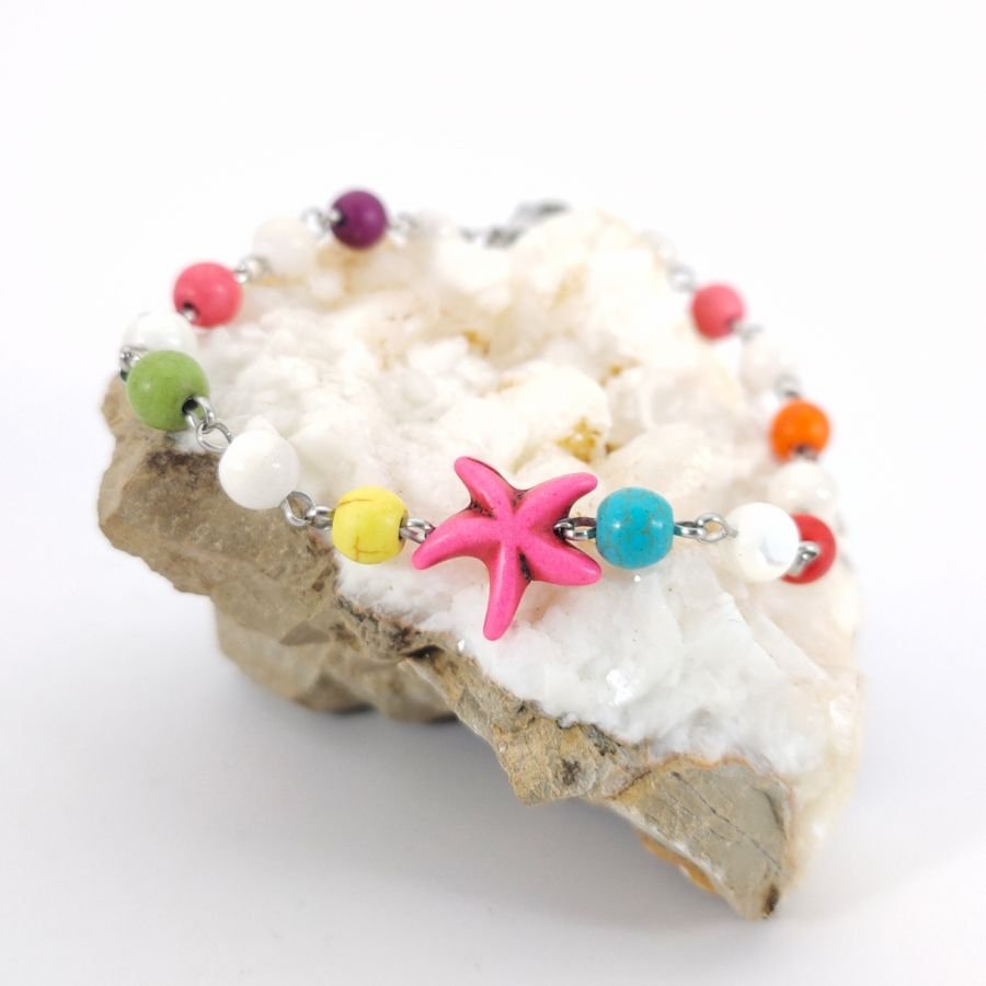 Pulsera de piedras multicolores con estrella de mar rosa