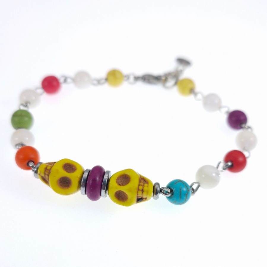 Pulsera de piedras multicolores con calavera amarilla