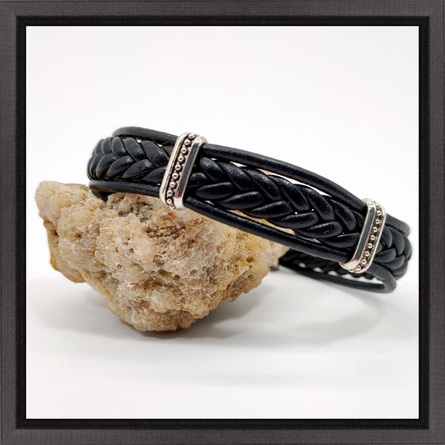 Pulsera con cordón de cuero negro