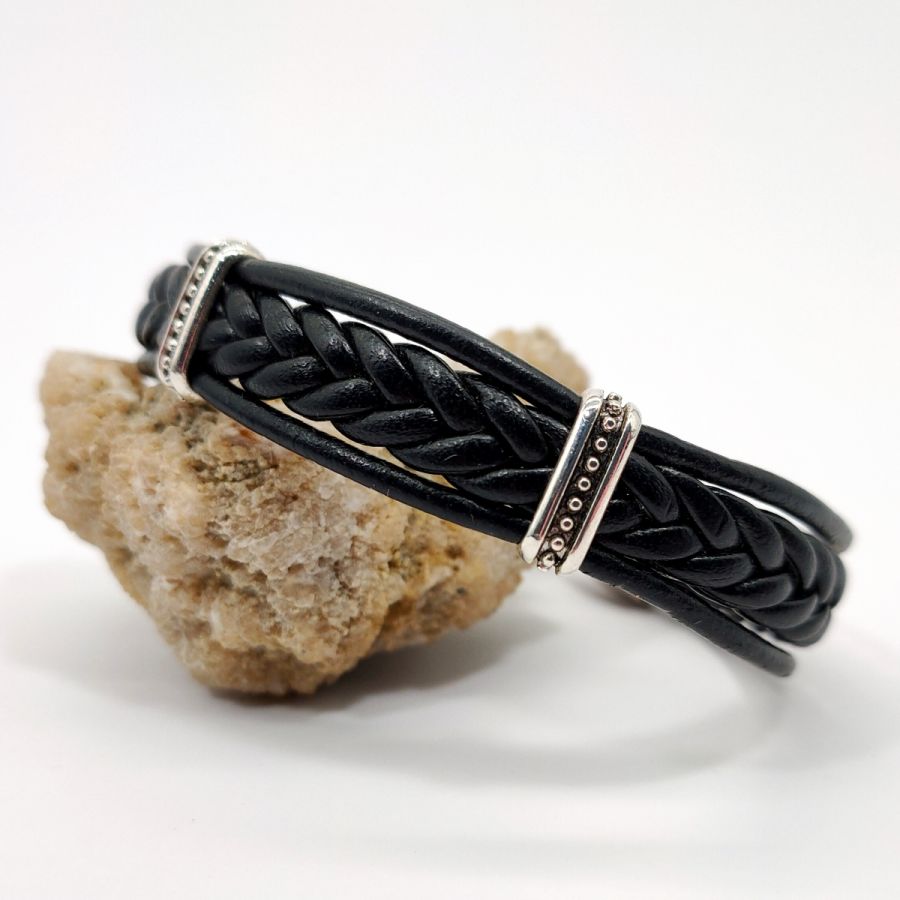 Pulsera con cordón de cuero negro