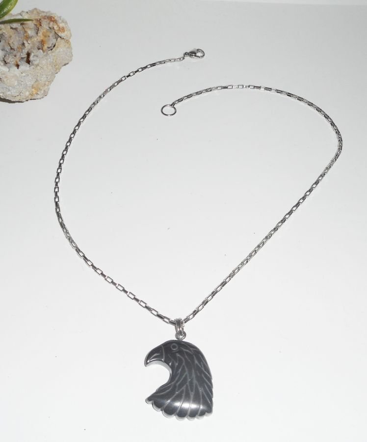 Collar de águila con piedra de hematites en cadena de acero inoxidable