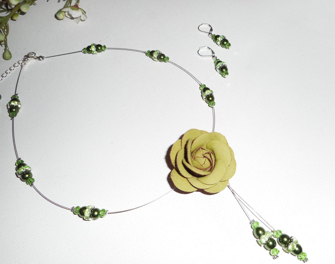 Conjunto de collar con perlas de vidrio nacaradas verdes y cable de cristal con rosa de cuero