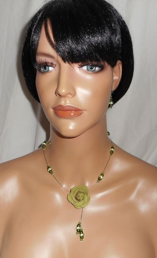 Conjunto de collar con perlas de vidrio nacaradas verdes y cable de cristal con rosa de cuero