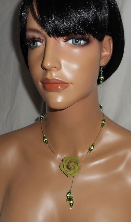 Conjunto de collar con perlas de vidrio nacaradas verdes y cable de cristal con rosa de cuero