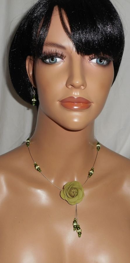 Conjunto de collar con perlas de vidrio nacaradas verdes y cable de cristal con rosa de cuero