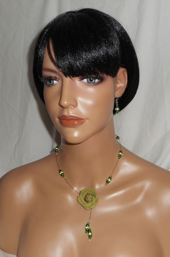 Conjunto de collar con perlas de vidrio nacaradas verdes y cable de cristal con rosa de cuero