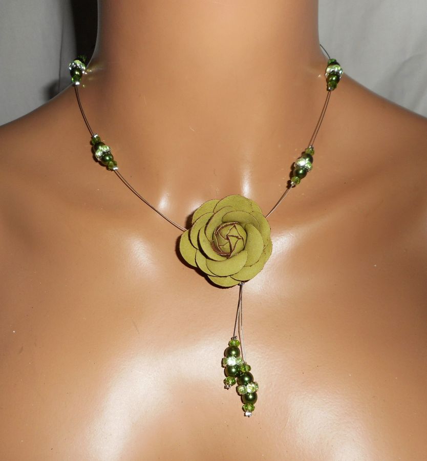 Conjunto de collar con perlas de vidrio nacaradas verdes y cable de cristal con rosa de cuero