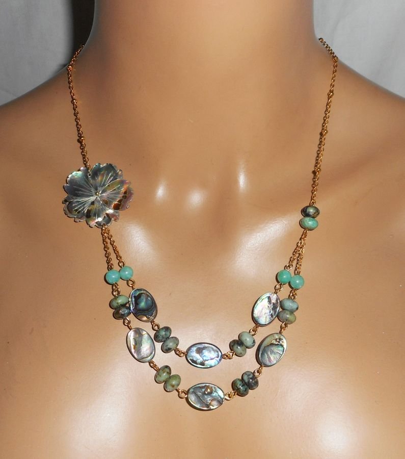 Collar engastado con piedras de jaspe verde con flores y doble fila de discos de abulón