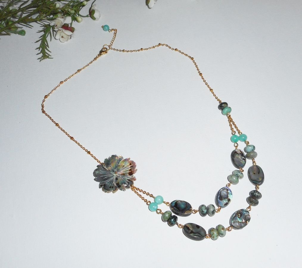 Collar engastado con piedras de jaspe verde con flores y doble fila de discos de abulón