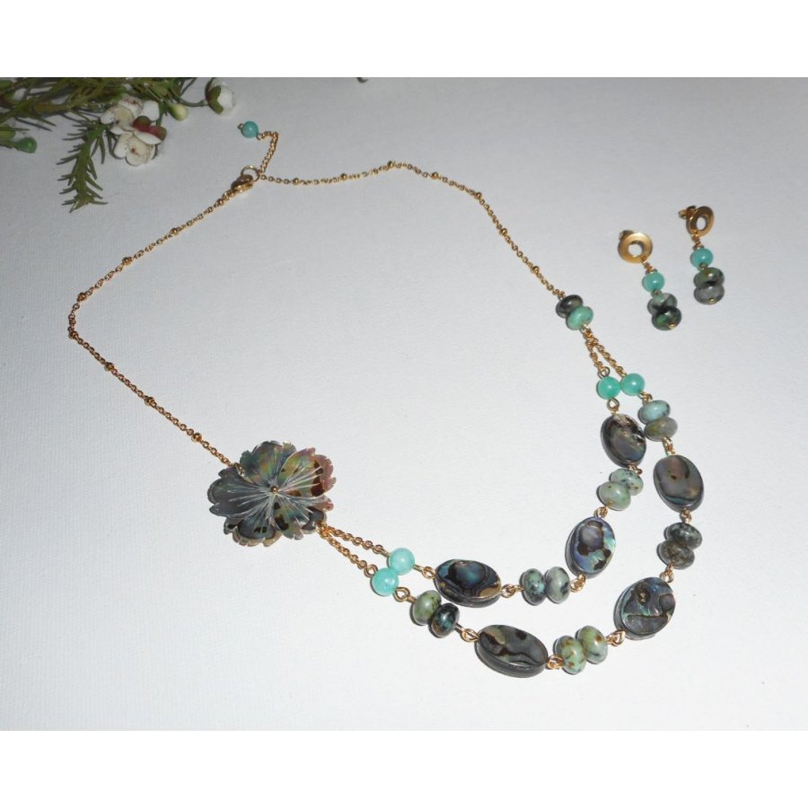 Collar engastado con piedras de jaspe verde con flores y doble fila de discos de abulón