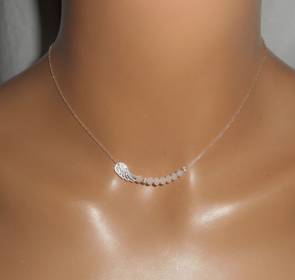 Collar gargantilla de plata 925 con ala pequeña y cuentas de cristal blanco