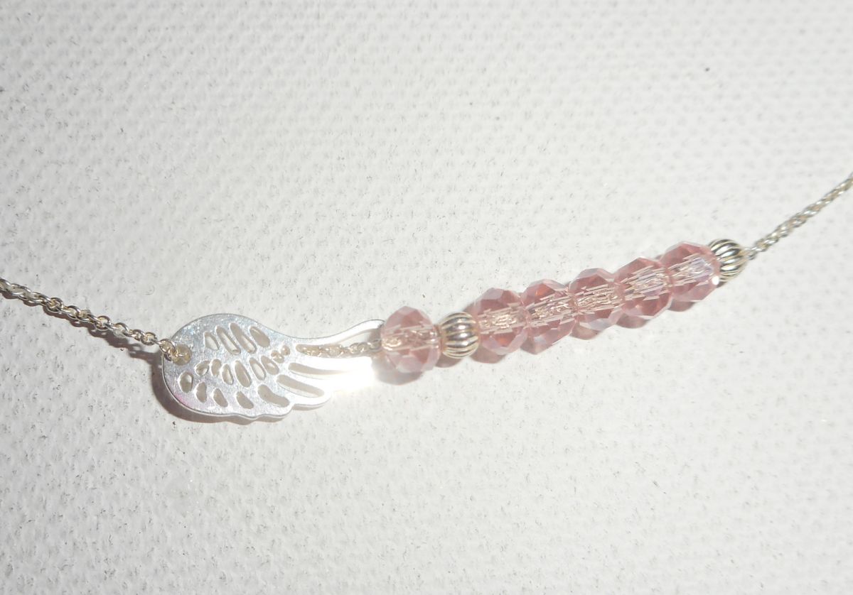 Collar gargantilla de plata 925 con ala pequeña y cuentas de cristal rosa