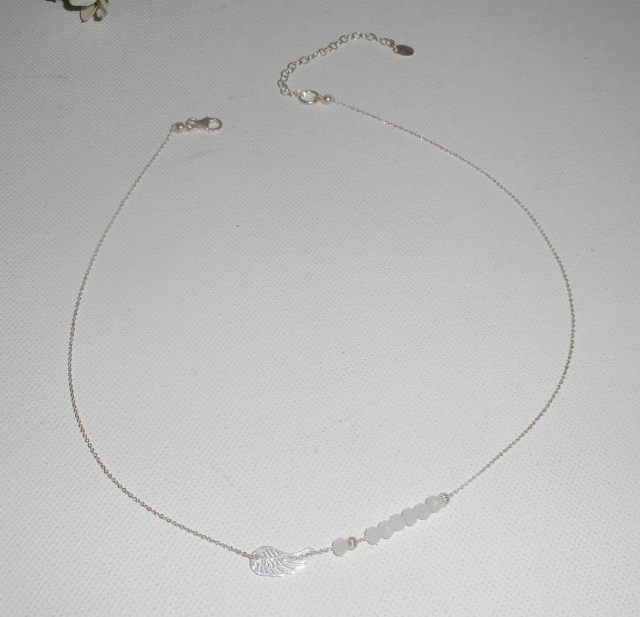 Collar gargantilla de plata 925 con ala pequeña y cuentas de cristal blanco