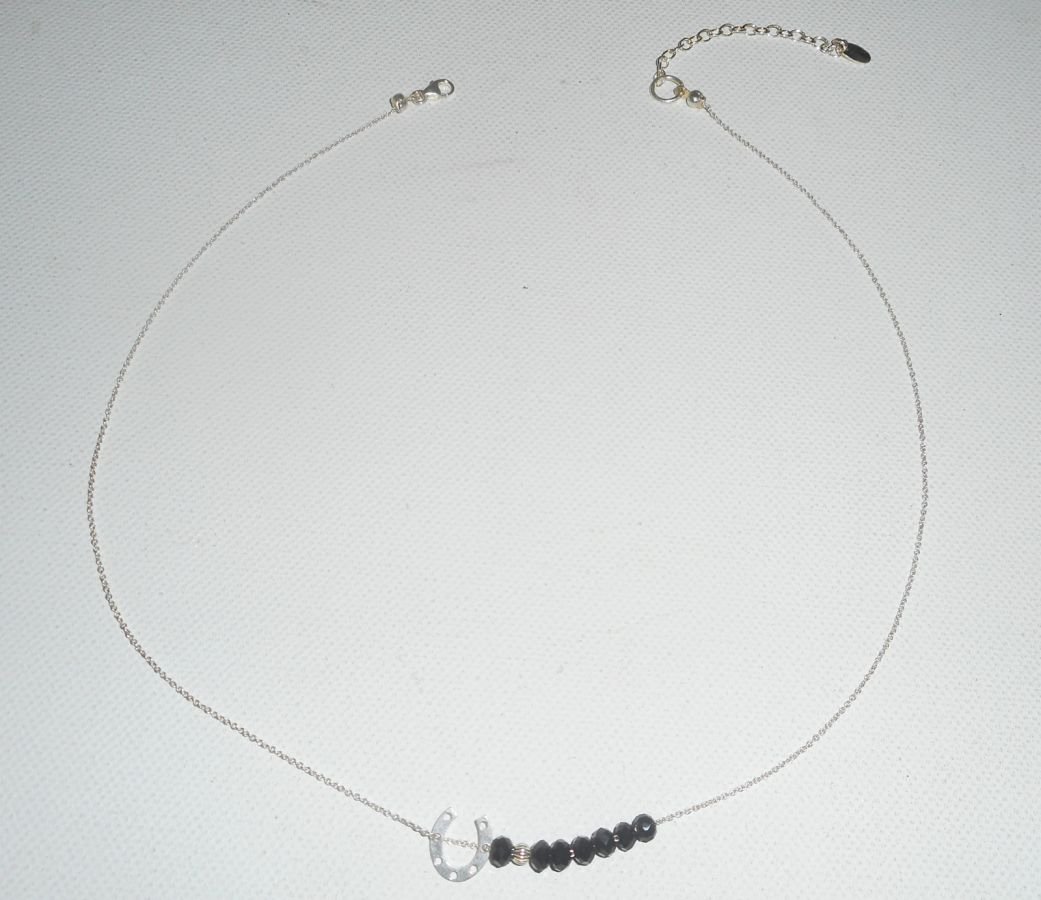 Collar gargantilla de plata 925 con herradura pequeña y cuentas de cristal negro