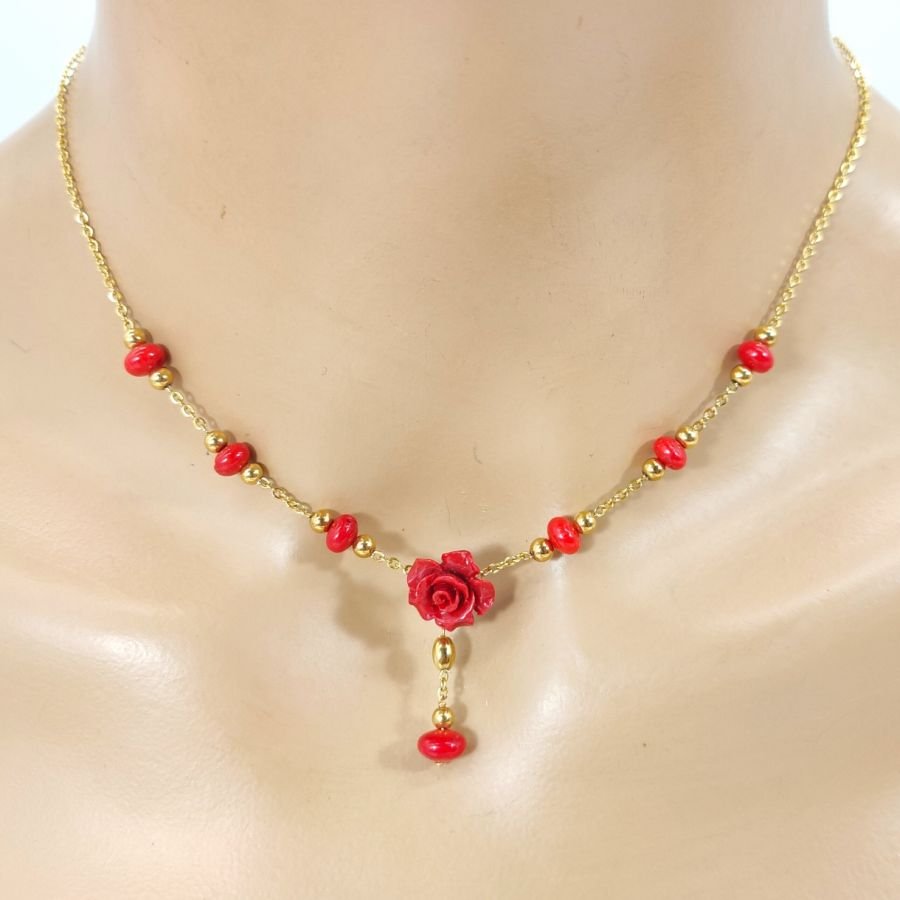 Collar de gorgonias rosas y rojas