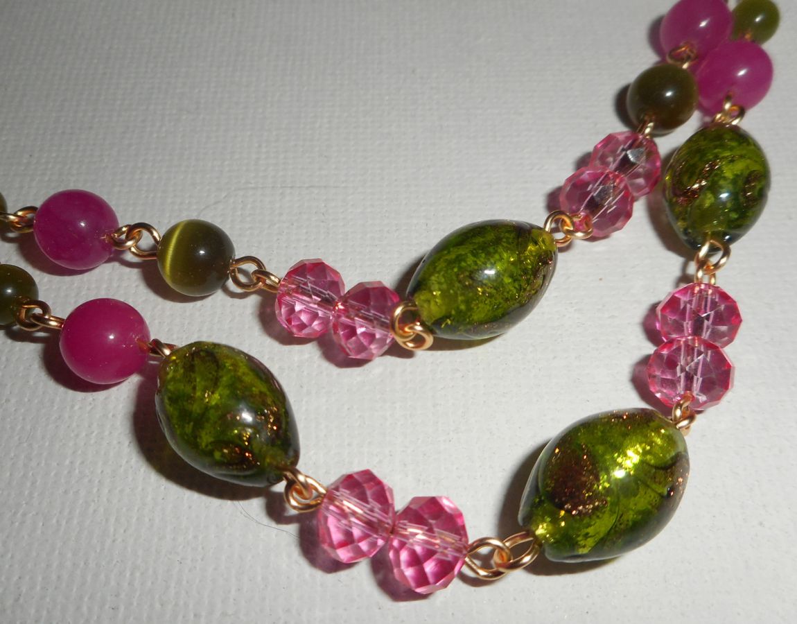 Collar de cristal de Murano y cristal rosa y verde sobre cadena de acero