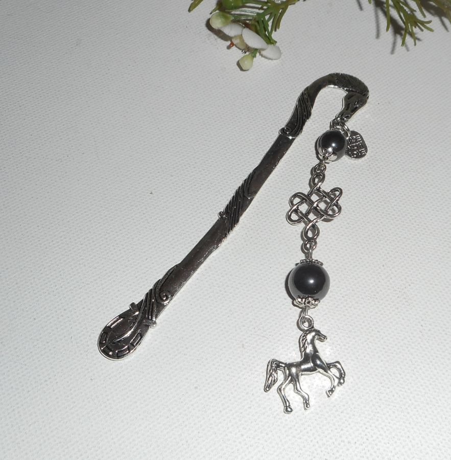 Marcapáginas con caballo de plata y piedras de hematites