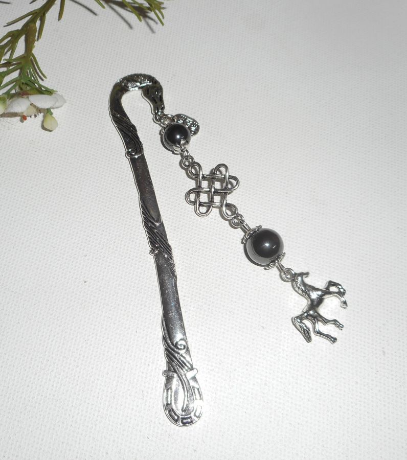 Marcapáginas con caballo de plata y piedras de hematites