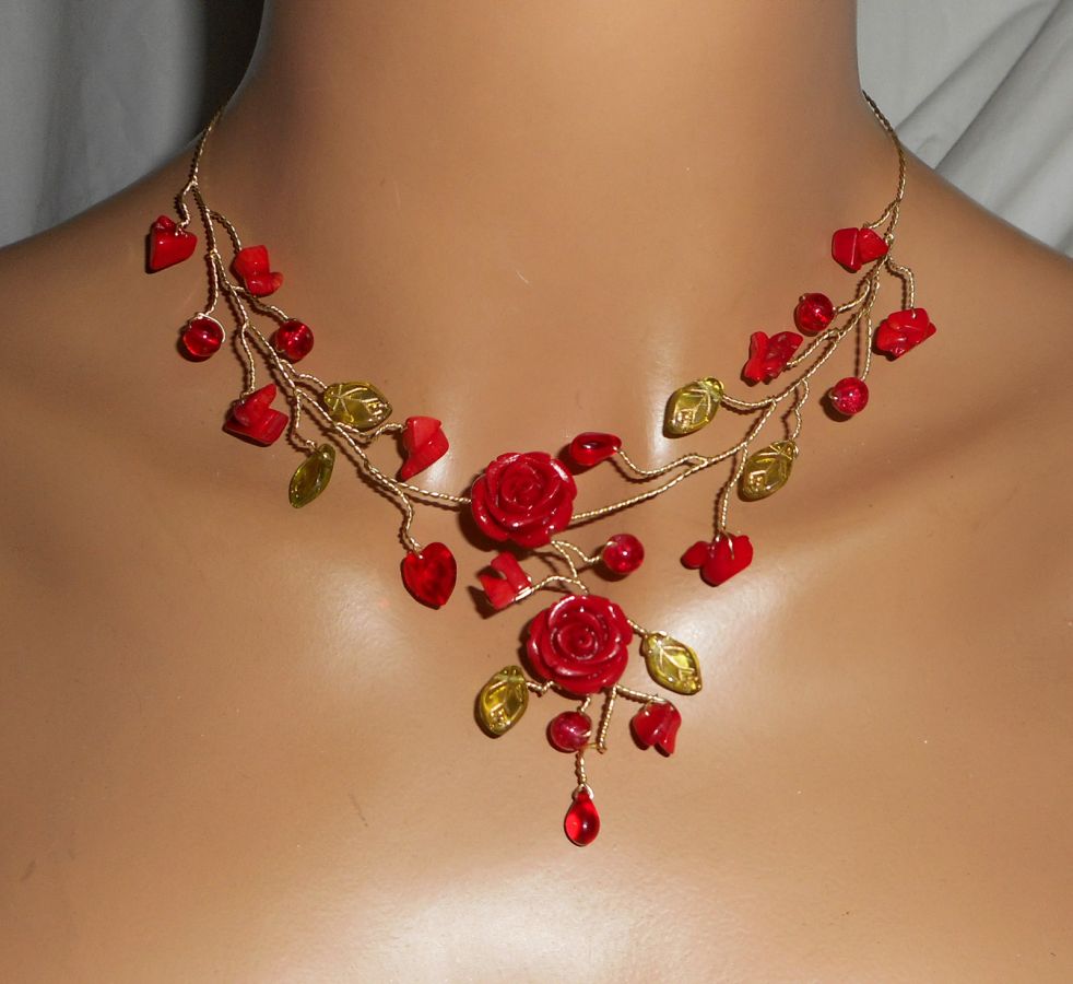 Parure aerienne avec roses rouges et perles de verre