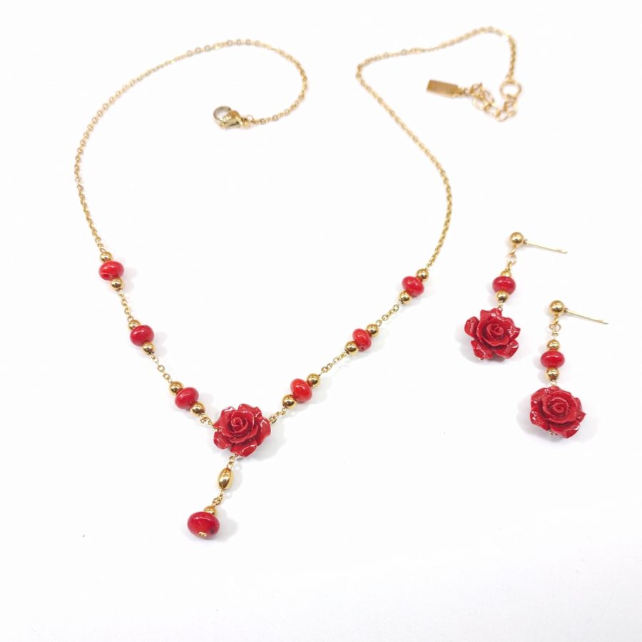 Conjunto de collar y pendientes con rosas gorgonias rojas