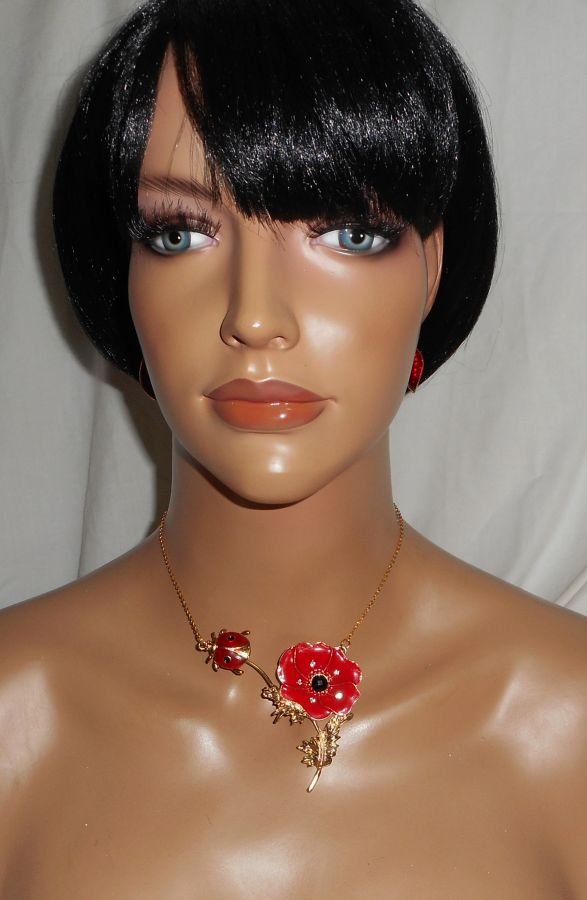 Collar de amapola y mariquita en esmalte rojo sobre cadena de acero dorado