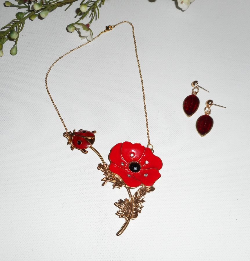 Collar de amapola y mariquita en esmalte rojo sobre cadena de acero dorado