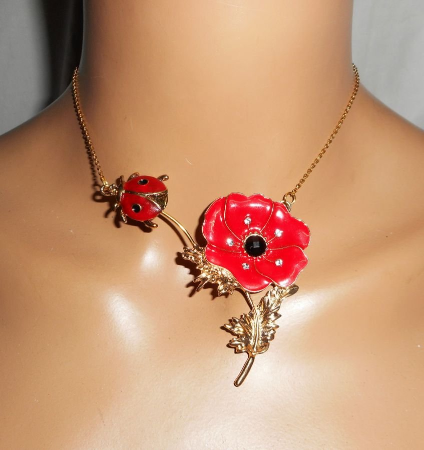 Collar de amapola y mariquita en esmalte rojo sobre cadena de acero dorado