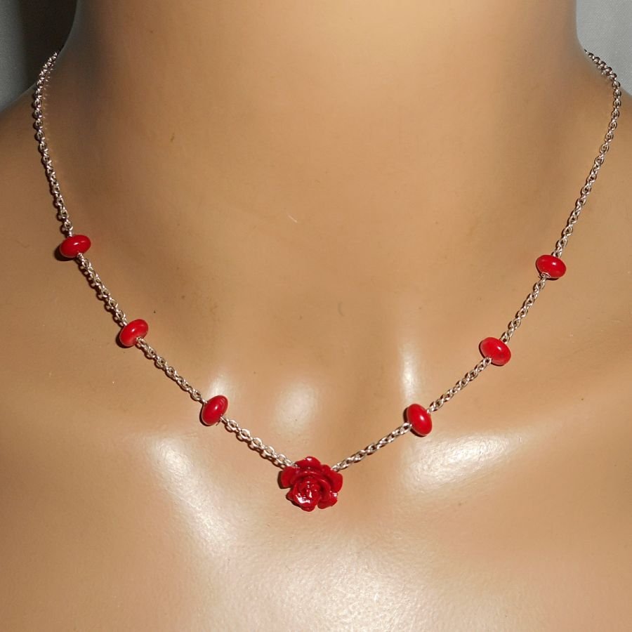 Conjunto de collar rosa roja y gorgona sobre cadena de plata