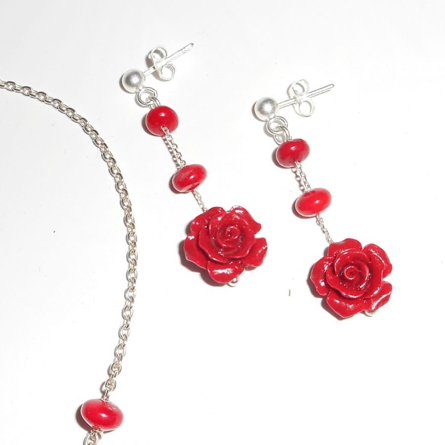 Conjunto de collar rosa roja y gorgona sobre cadena de plata