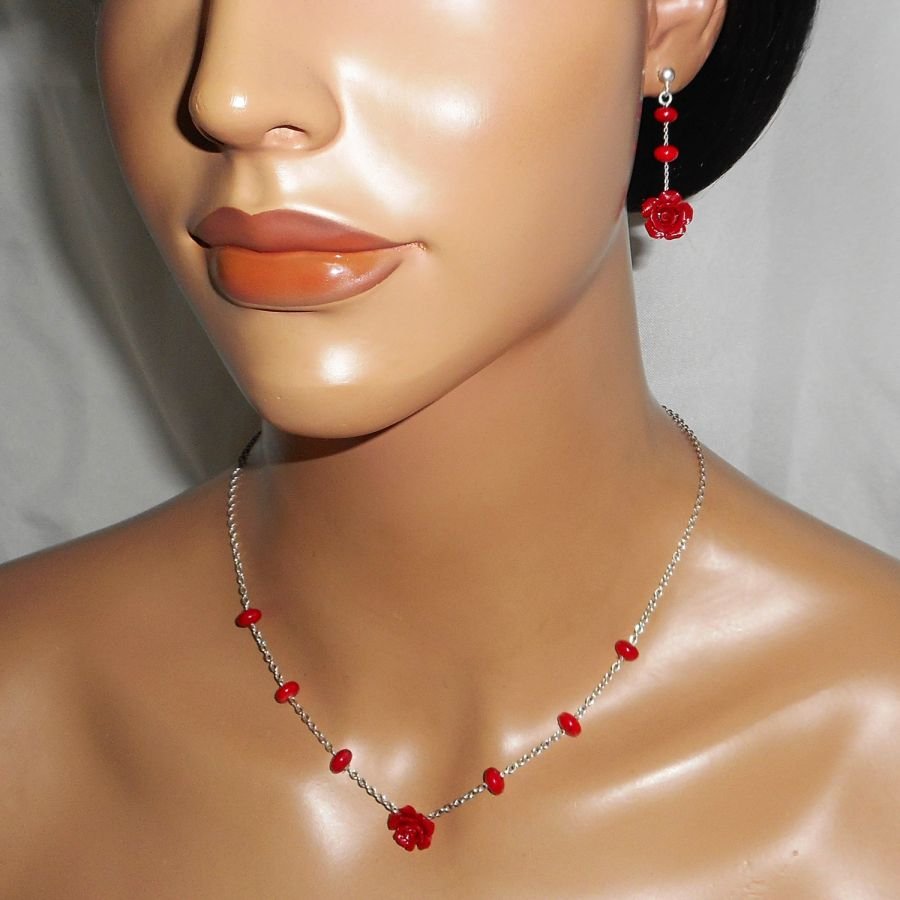 Conjunto de collar rosa roja y gorgona sobre cadena de plata