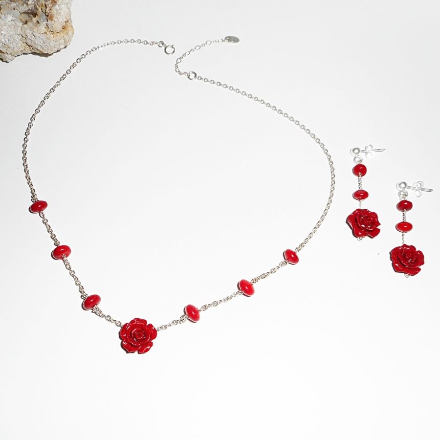 Conjunto de collar rosa roja y gorgona sobre cadena de plata