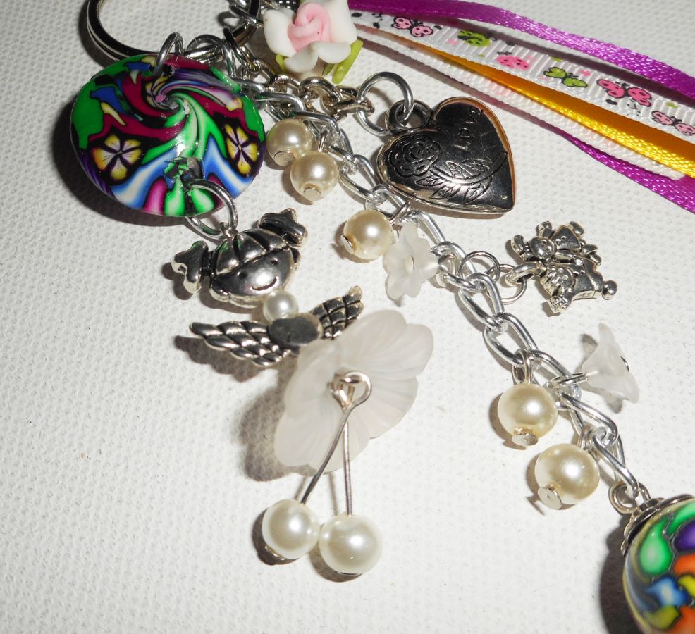 Llavero/bolso joya muñeca blanco con abalorios y cintas multicolor