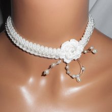 Collar de flores blancas con ganchillo sobre trenza de fantasía bordada con cuentas de cristal