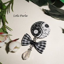 Broche de paz y amor con lazo y gota de cristal