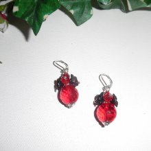 Originales pendientes de flor negra con cuentas de cristal rojo