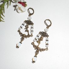 Pendientes de hada y borla de cristal blanco sobre durmientes de bronce