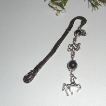 Marcapáginas con caballo de plata y piedras de hematites