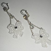 Pendientes de lazo de encaje blanco con cristal