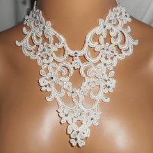 Collar de ceremonia con motivo arabesco y flores con cristal de Swarovski