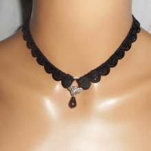 Collar de encaje negro con gota de cristal bohemio