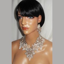 Conjunto de collar con flores marfil y cuentas de cristal nacarado