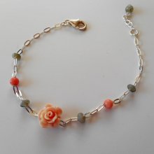 Pulsera de labradorita y piedra de coral con rosa en cadena de plata 925