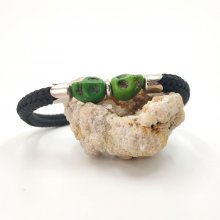 Pulsera doble de calavera y tibias cruzadas con piedras verdes sobre cuerda negra