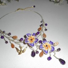 Collar vaporoso con flores de hibisco y cuentas de cristal morado